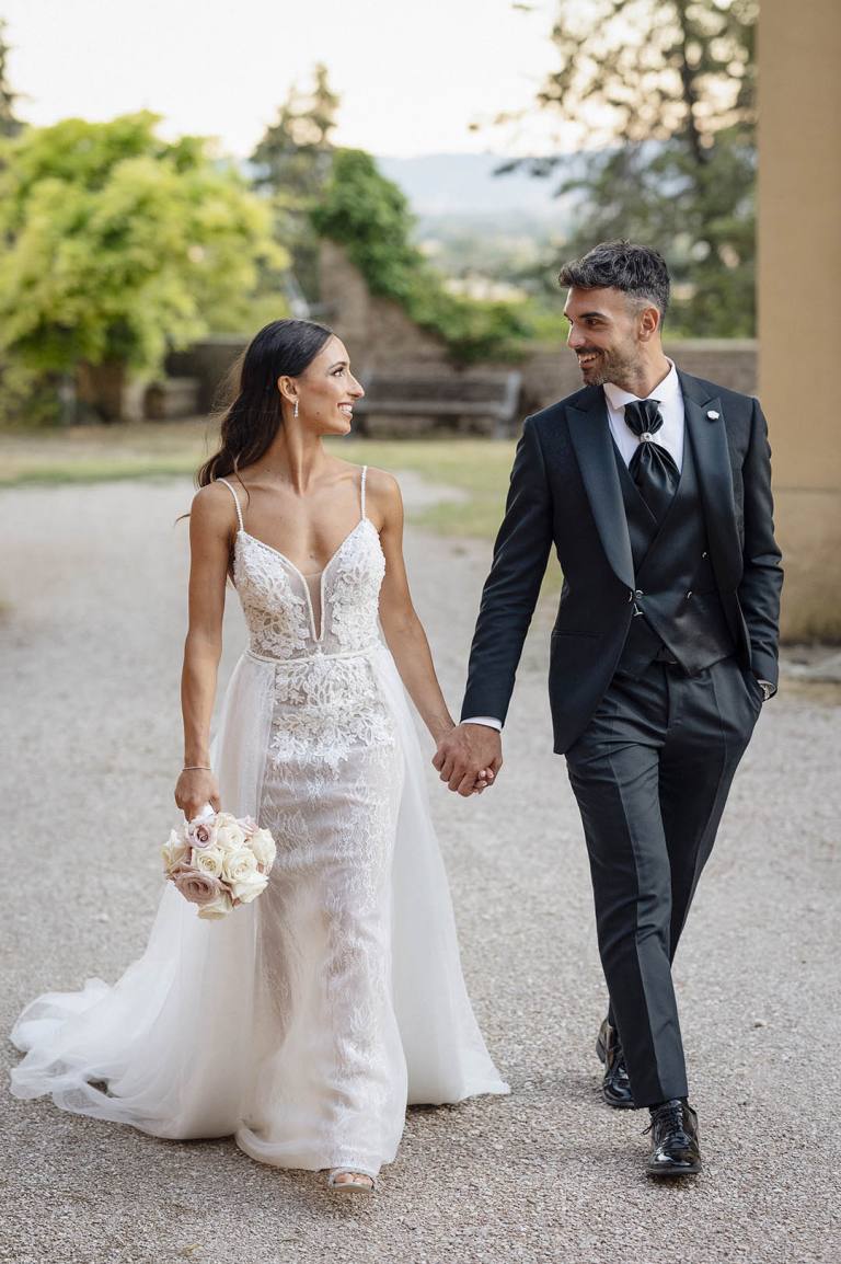 Matrimonio in Umbria: sposi mano nella mano