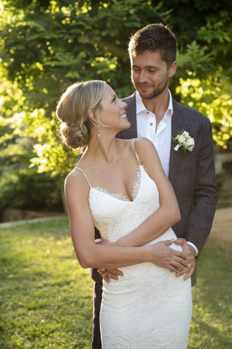 Sposi matrimonio in umbria che si abbracciano